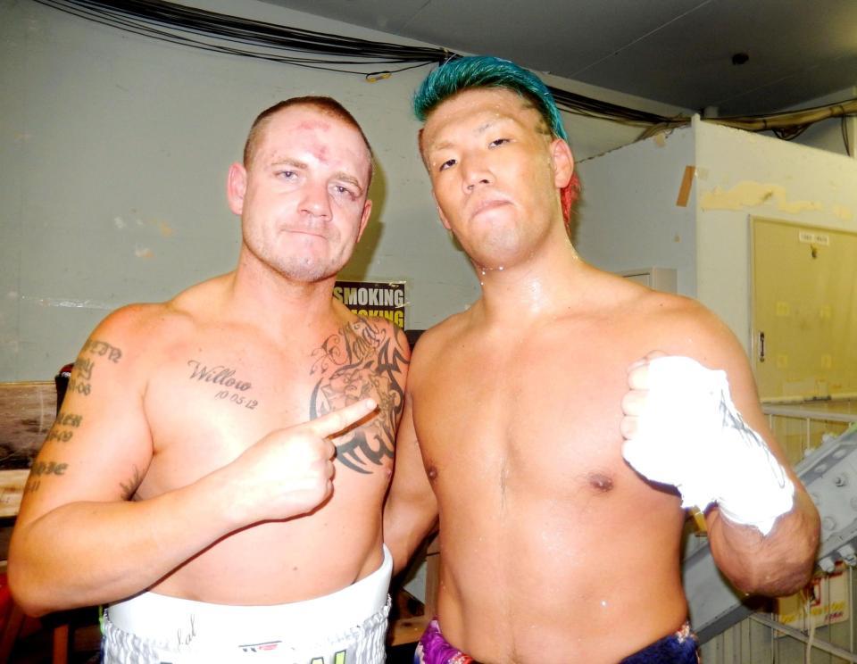 試合後に健闘をたたえ合う藤本京太郎（右）とラブロック