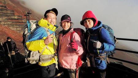 富士山登頂を果たした（左から）河村真吾、好川菜々、川口勝太
