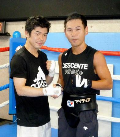 　スパーリングを終え握手する高山勝成（右）と大平剛