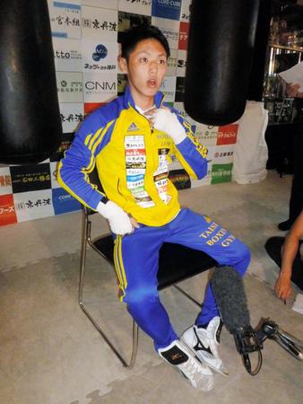 公開練習前に取材に応じる加納陸