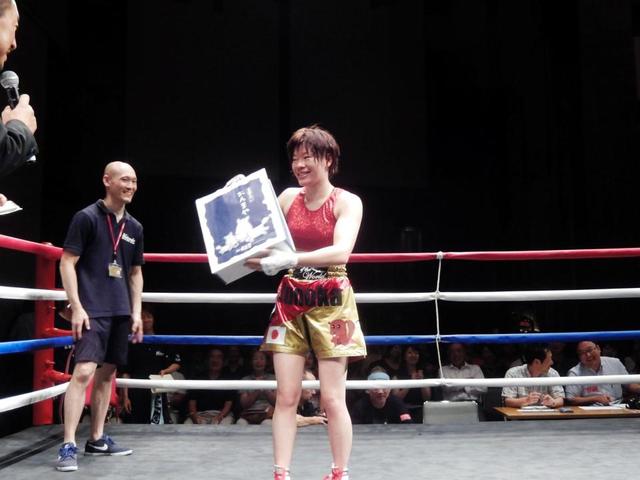 ２２歳女子大生ボクサー古川が王座獲得　勝利者賞のせんべいに笑顔満開
