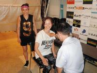 ルイサ・ホートン（左）が見る前で検診を受ける竹中佳