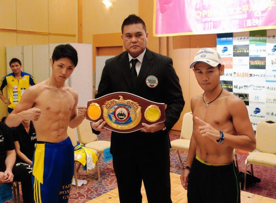 　計量をクリアしてポーズをとる加納（左）と高山（右）