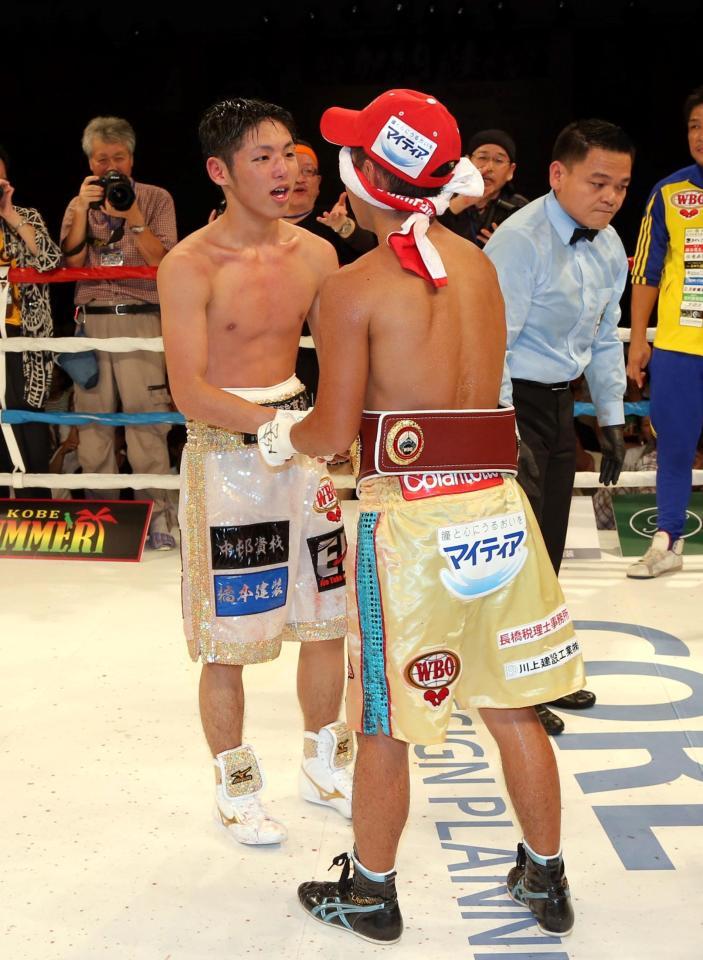 加納陸（左）は判定で高山勝成に敗れ王座奪取ならず