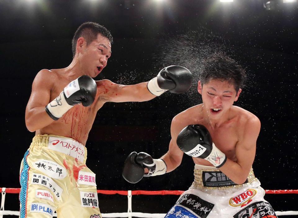 　３回、加納陸の顔面に左ストレートを決める高山勝成（左）＝撮影・山口登