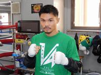 「Ｖ４」をデザインしたシャツで練習に臨む河野公平