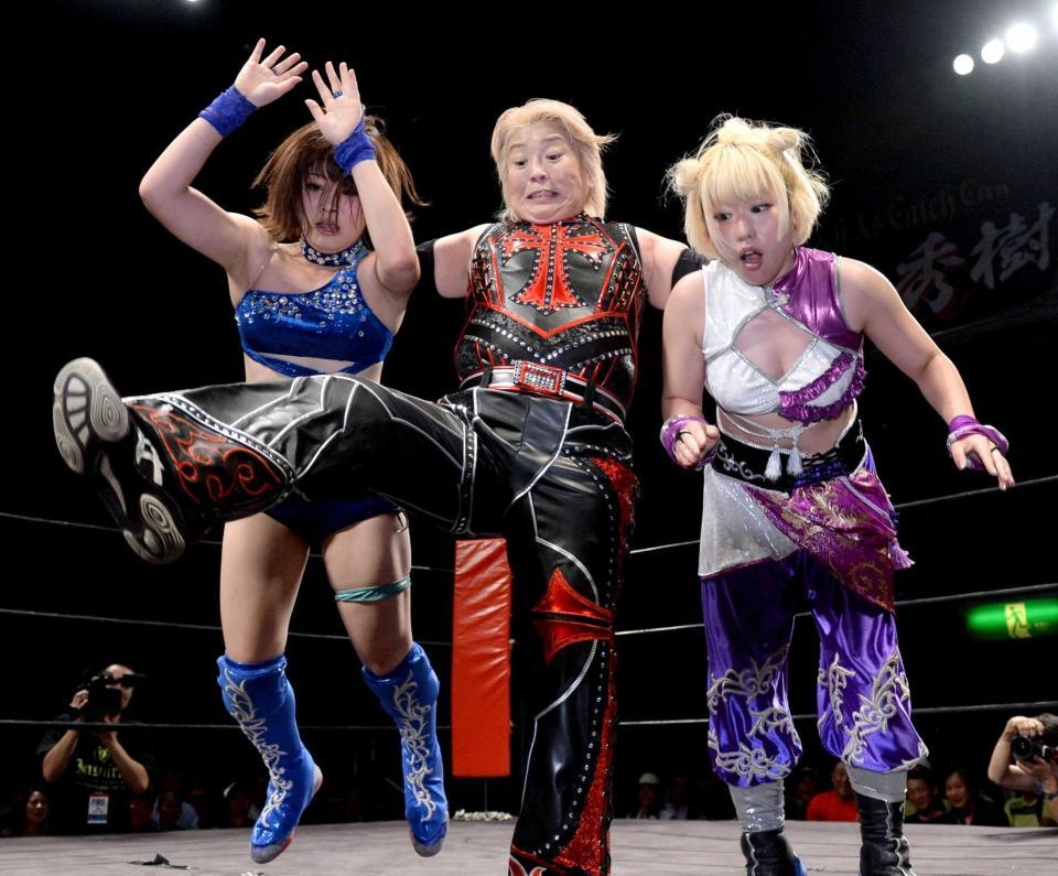 　若手レスラーを攻める堀田祐美子（中）