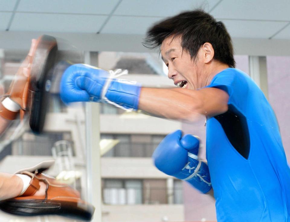 　ミット打ちで激しくパンチを繰り出す清水聡＝横浜市神奈川区の大橋ジム（撮影・西岡正）