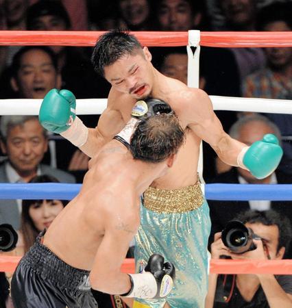 　７回、ルイス・コンセプシオン（手前）の左パンチをもらう河野公平