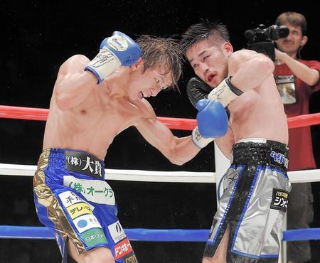 １１回、パンチを出し合う田口と宮崎（右）