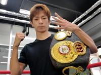 激戦から一夜明け、ベルトを手にポーズをとる田口良一（撮影・西岡正）