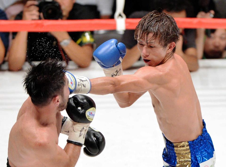 　１１回、宮崎亮（左）の顔面に左ストレートを放つ田口良一（撮影・西岡正）