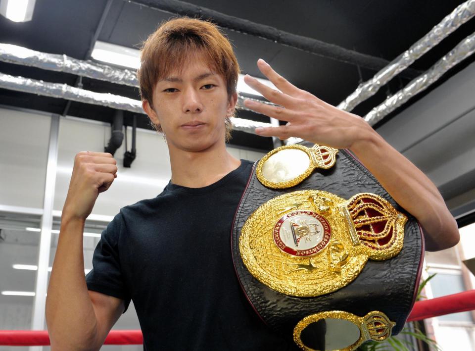 激戦から一夜明け、ベルトを手にポーズをとる田口良一（撮影・西岡正）