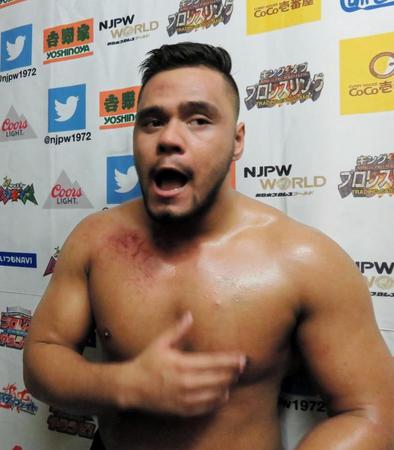 新日本デビュー戦で敗れ、悔しがるヘナーレ＝新宿ＦＡＣＥ