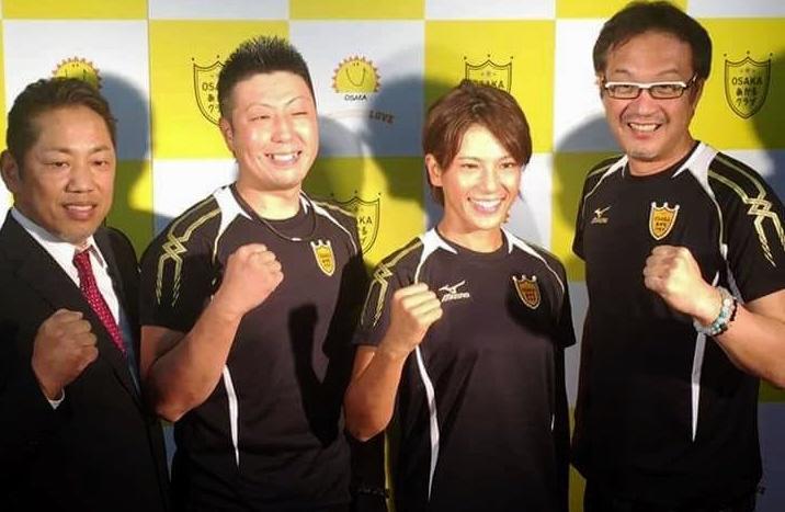 世界戦の発表会見を行った（左から）春木博志会長、野上真司氏、好川菜々、和泉修