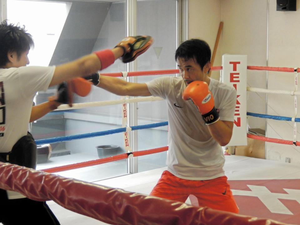 ミット打ちで右のリードを打ち込む山中（右）