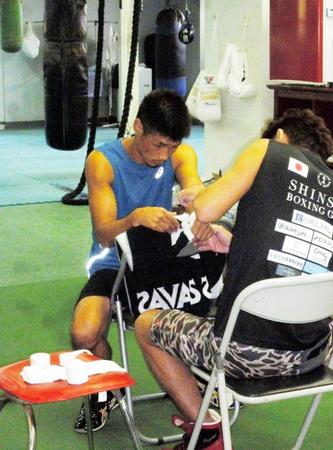 　スパーリング前にバンテージを巻く長谷川穂積
