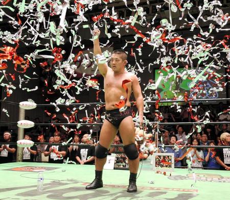 引退セレモニーをする平柳＝後楽園ホール