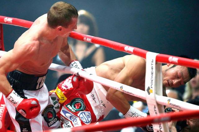 小原TKO負けで王座奪取に失敗 2回にはリング外へ転落も