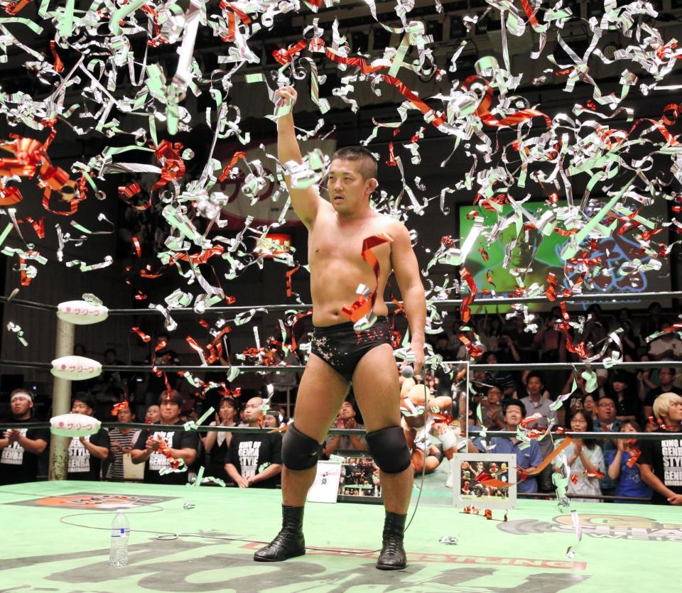 引退セレモニーをする平柳＝後楽園ホール