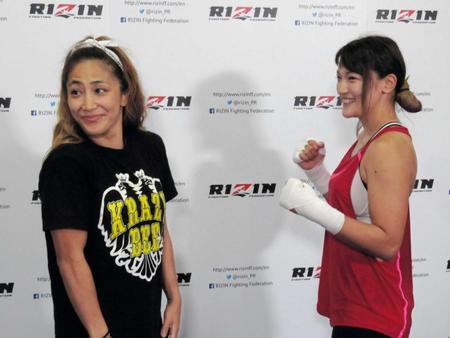 　向かい合った後に笑みを浮かべる山本美憂（左）とＲＥＮＡ