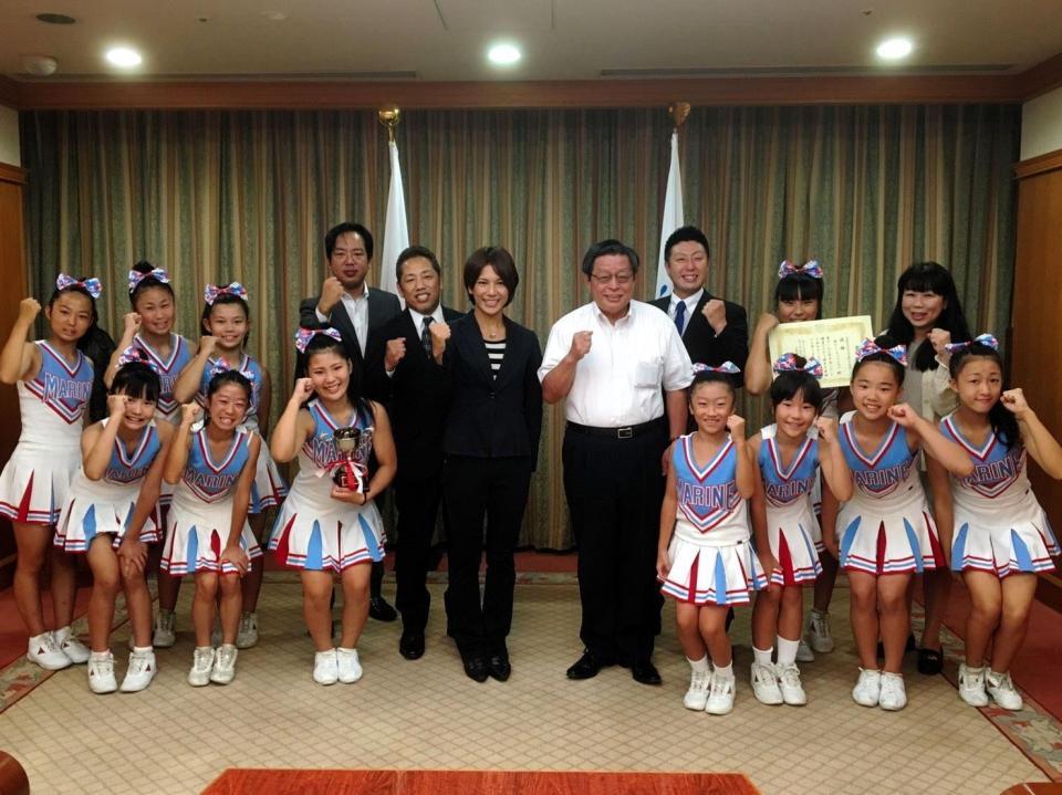 チアリーディングの応援を受ける好川菜々（中央左）。堺市・竹山修身市長（中央右、白いシャツ）も全面支援を約束