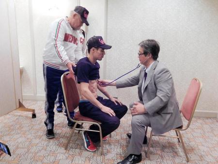 予備検診を受けるルイス（中）