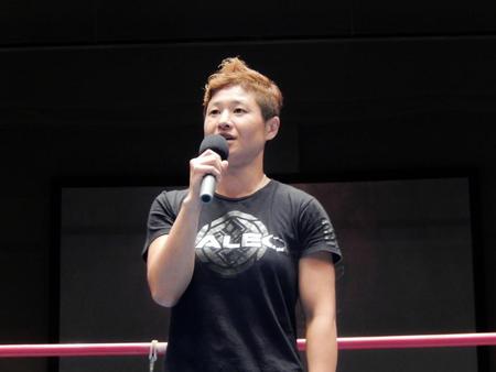 後楽園ホールのファンに世界４階級制覇の決意表明する藤岡奈穂子