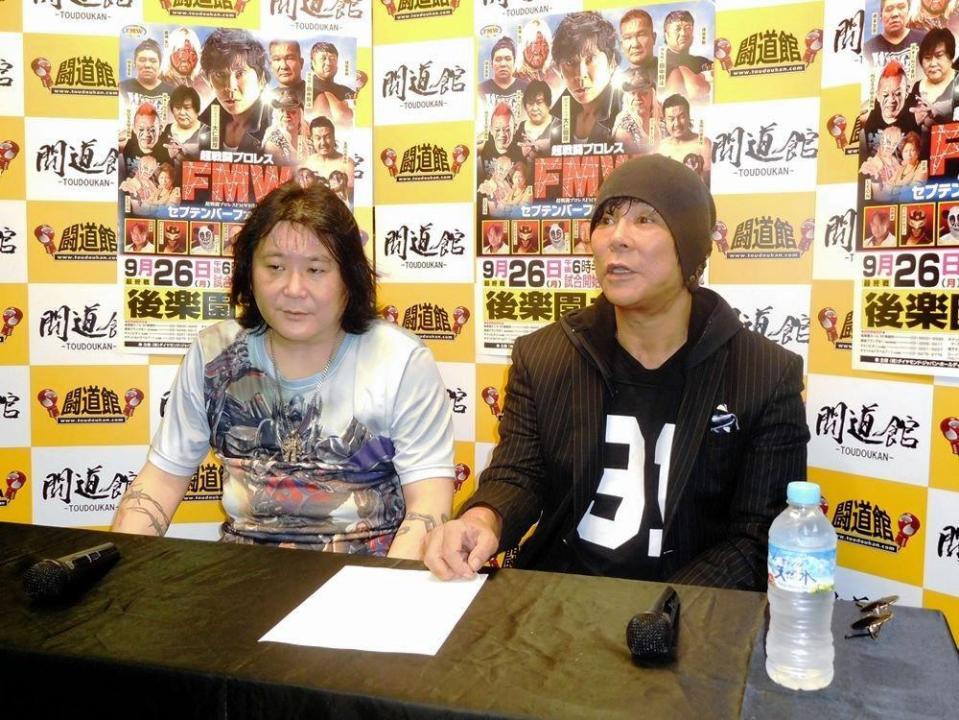 “Ｗ★ＩＮＧ流デスマッチ”で対戦することが決まった大仁田（右）と金村＝東京都文京区