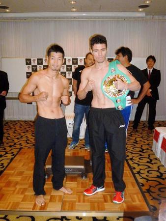 　計量を一発パスした長谷川穂積（左）とウーゴ・ルイス