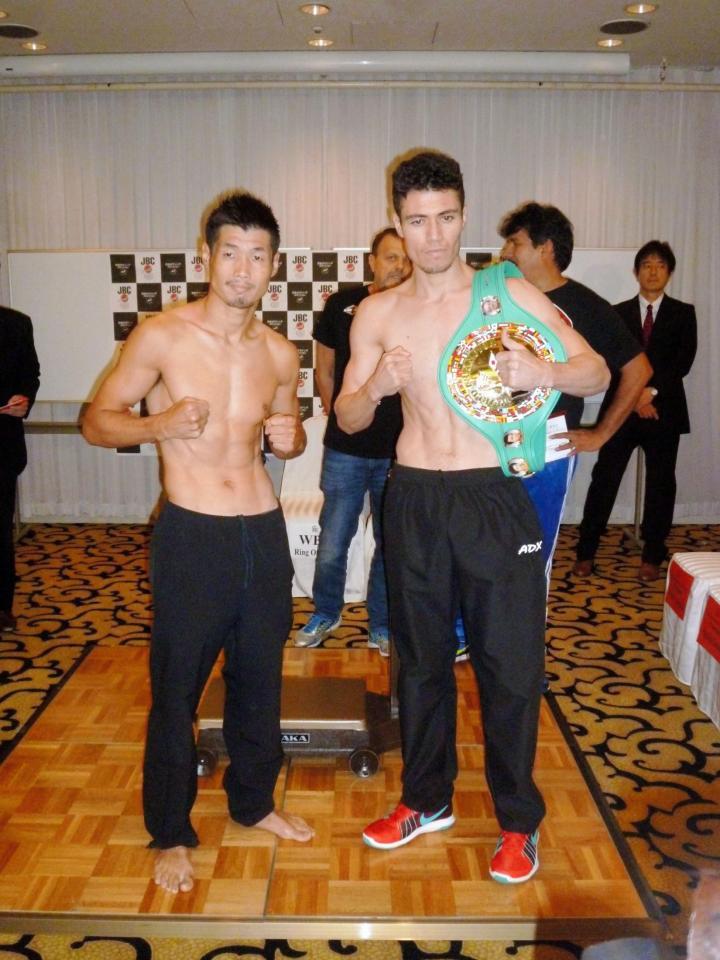 　計量を一発パスした長谷川穂積（左）とウーゴ・ルイス