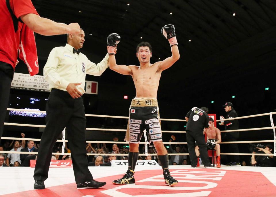 　９回終了ＴＫＯで勝利し喜ぶ長谷川穂積。右奥はがっくりとうなだれるウーゴ・ルイス