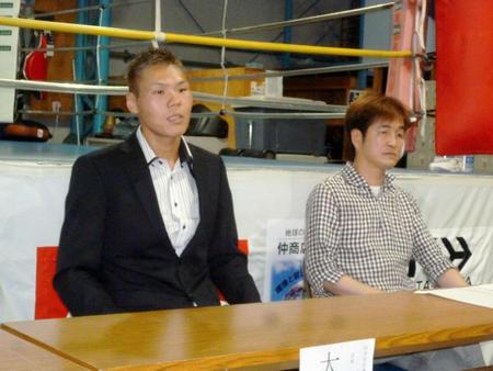タイトル挑戦を発表した大石豊（左）と井岡弘樹会長