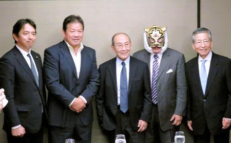 会見を行った（左から）榛葉参議員、藤波辰爾、新間氏、初代タイガーマスク、舟橋氏