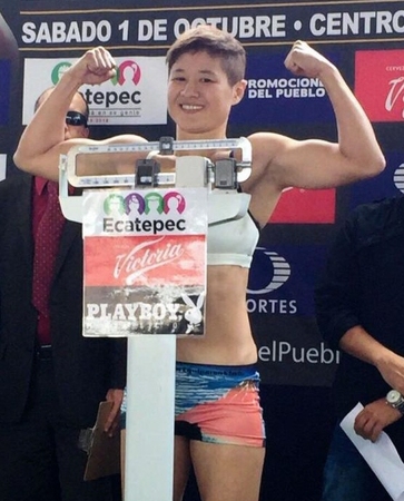 計量をクリアした藤岡奈緒子（提供・竹原慎二＆畑山隆則ボクサ・フィットネス提供）