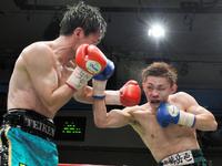 ９回、古橋岳也に左フックを付ヒットさせる石本康隆（左）＝後楽園ホール（撮影・三好信也）