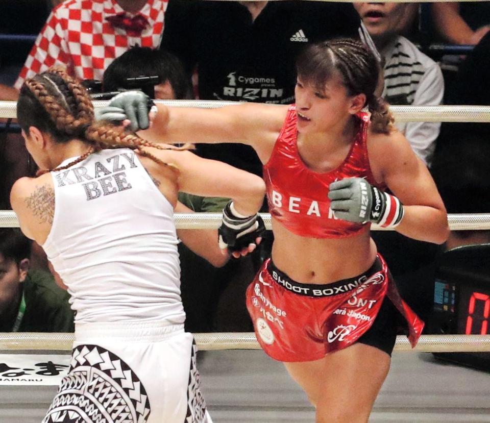 ＲＩＺＩＮで総合格闘技デビューした山本美憂（左）はＲＥＮＡに敗れた
