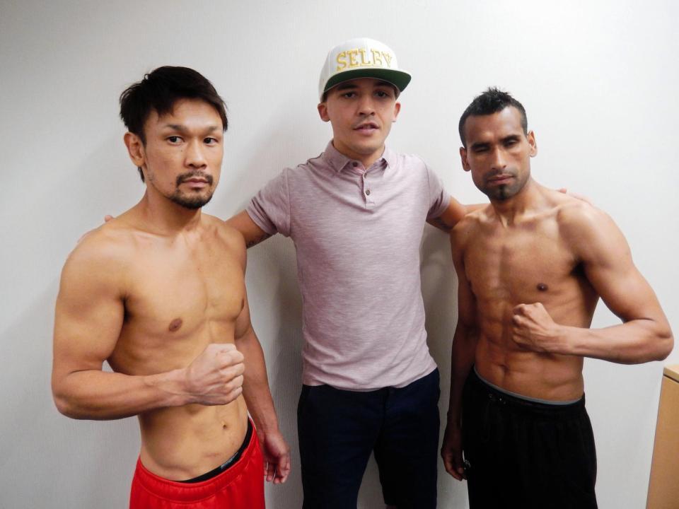 挑戦者決定戦を視察に来た王者セルビー（中）。左が細野、右はバロス