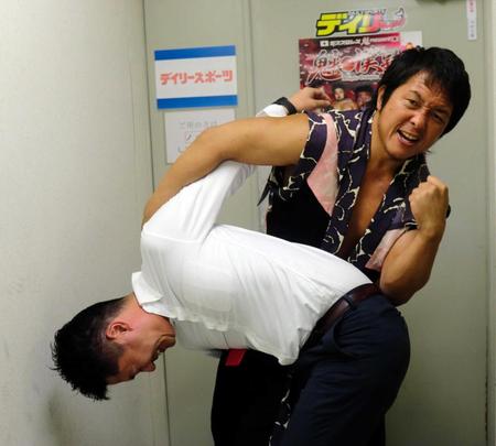 　デイリースポーツ中国本部員にコブラツイストをかける魁
