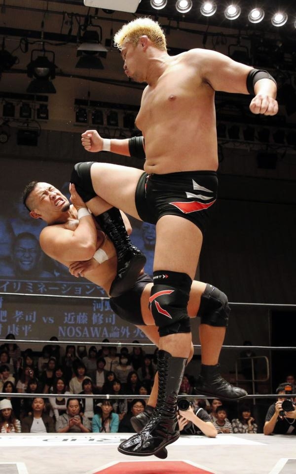 稲葉（左）にジャンピングニーを決める河野＝後楽園ホール