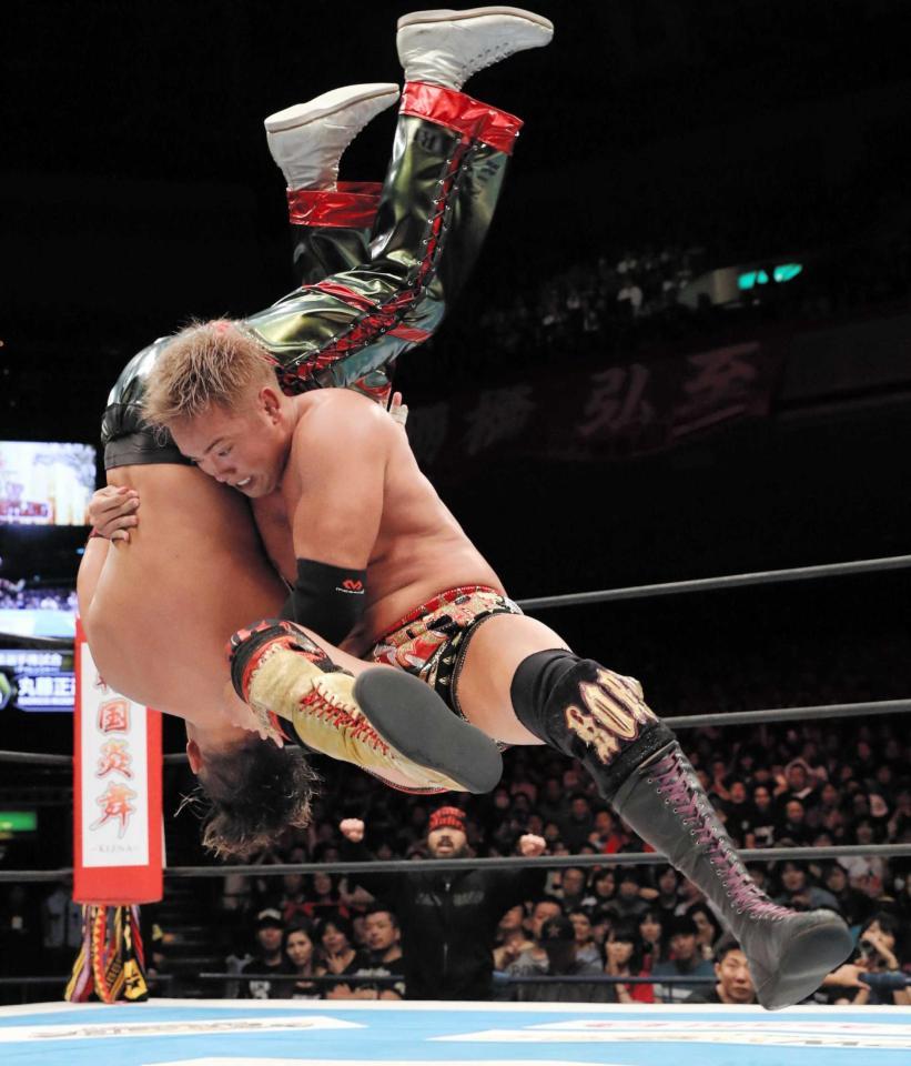 　丸藤（左）にエメラルドフロウジョンを見舞うオカダ