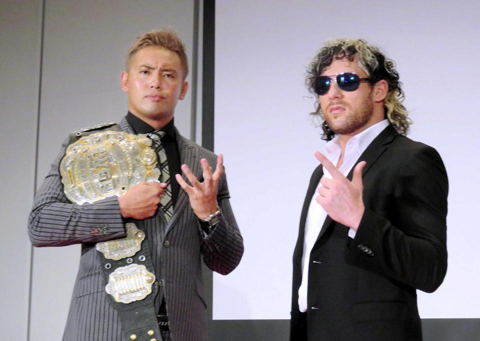 　ポーズを決めるオカダ（左）とオメガ