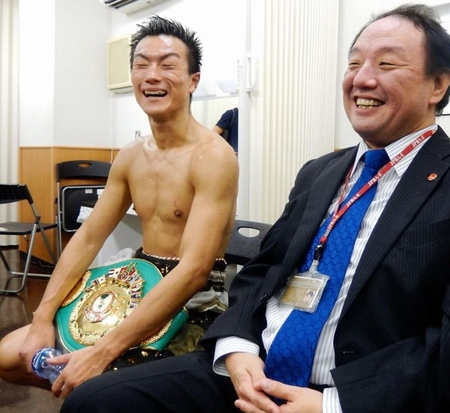２度目の防衛に成功し笑顔の竹中（左）と三迫会長