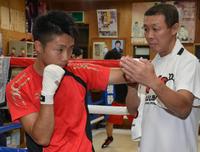 畑中会長と親子世界王者を目指す畑中建人＝名古屋市北区の畑中ジム