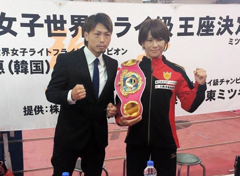 世界王座奪取の報告会見を行った好川菜々と次戦を発表した川口勝太