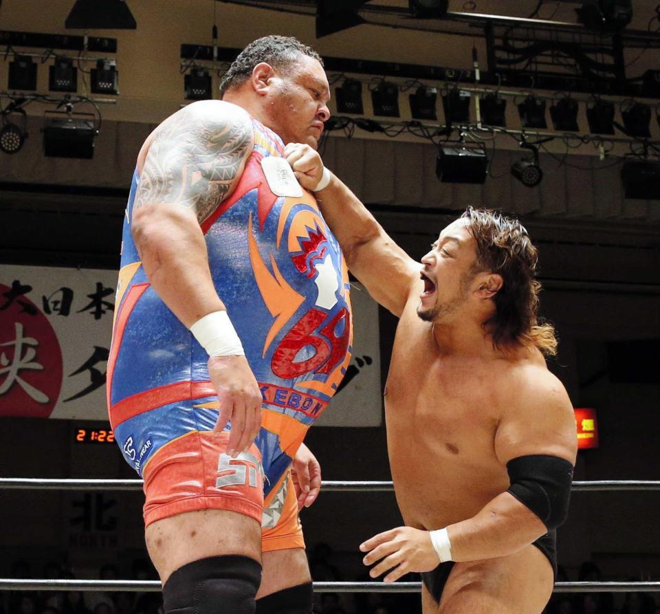 　曙（左）にチョップを見舞う関本