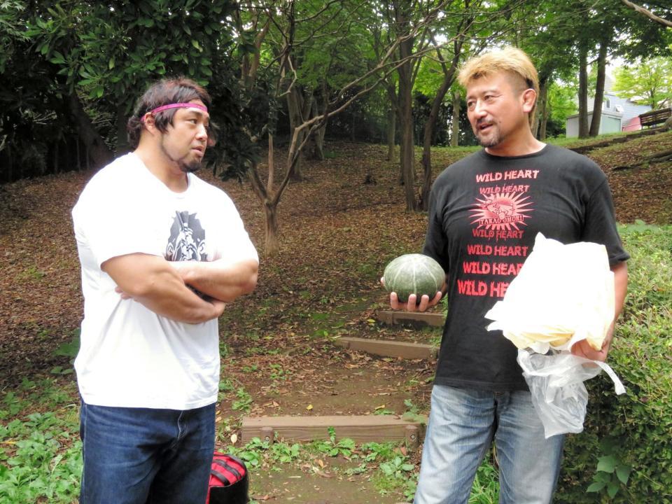 　大森（右）の誕生日プレゼントにカボチャを手渡した征矢