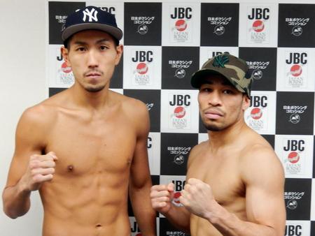 　計量を終えた岡田博喜（左）と細川バレンタイン