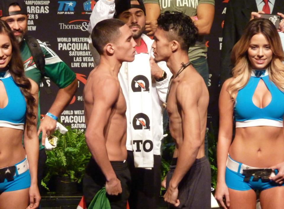 　前日計量を終え、ＷＢＯフェザー級王者のオスカル・バルデス（中央左）とにらみ合う挑戦者の大沢宏晋＝４日、ラスベガス（共同）