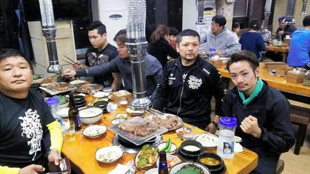 焼肉店で残念会のストロング小林（右）と枝川孝会長（右から２人目）